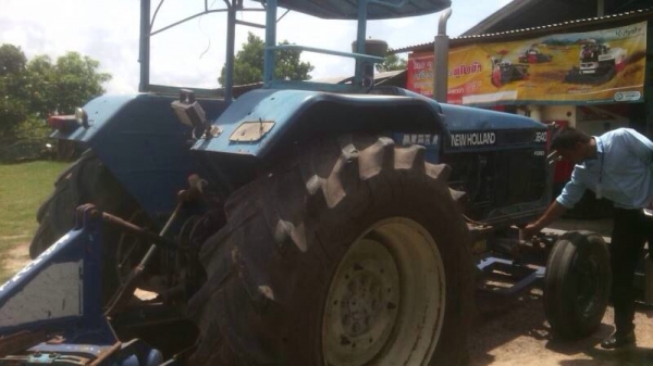 ขายรถไถ FORD รุ่น6640( ราคา 525,000 บาท) พร้อมใช้งาน เล่มทะเบียน พร้อมใช้งาน  มีอุปกรณ์ 2 รายการ  ผานดันหน้า- ผาน 7 CMT หน้า- หลัง สนใจติดต่อ โทร. 081-9972972 089-8451778