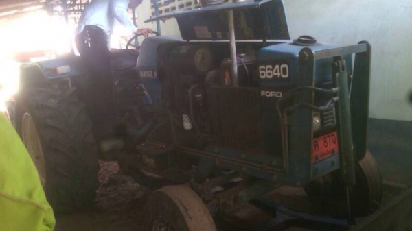ขายรถไถ FORD รุ่น6640( ราคา 525,000 บาท) พร้อมใช้งาน เล่มทะเบียน พร้อมใช้งาน  มีอุปกรณ์ 2 รายการ  ผานดันหน้า- ผาน 7 CMT หน้า- หลัง สนใจติดต่อ โทร. 081-9972972 089-8451778