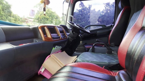 ขาย 6 ล้อ ตู้แห้ง 3 บาน ยาว 5.50 เมตร HINO MEGA ปี 48 เครื่องเดิม JO5C 145 แรงม้า คัสซีสวยตลอดเส้น เก๋งบางเดิม ภายในสวย ทะเบียนพร้อมโอนครับ