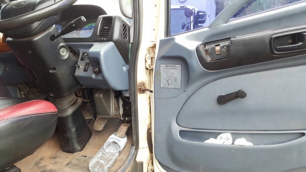 ขาย 6 ล้อ ตู้แห้ง 3 บาน ยาว 5.50 เมตร HINO MEGA ปี 48 เครื่องเดิม JO5C 145 แรงม้า คัสซีสวยตลอดเส้น เก๋งบางเดิม ภายในสวย ทะเบียนพร้อมโอนครับ