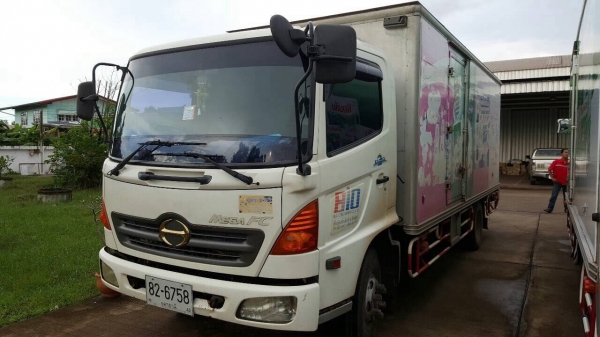 ขาย 6 ล้อ ตู้แห้ง 3 บาน ยาว 5.50 เมตร HINO MEGA ปี 48 เครื่องเดิม JO5C 145 แรงม้า คัสซีสวยตลอดเส้น เก๋งบางเดิม ภายในสวย ทะเบียนพร้อมโอนครับ