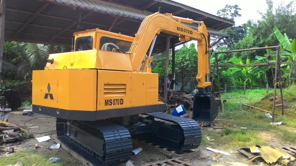 ขายรถแบคโฮ mitsubichi ms 070d เก่านอก ขายรถแบคโฮ mitsubichi ms 070d เก่านอก