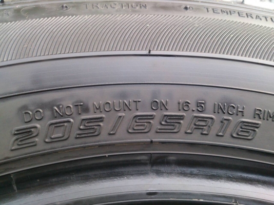 ขายยาง DUNLOP LM704 205/65R16 ยางสัปดาห์ที่23ปี14 ดอกยางสดหนาเท่ากันไม่แตกลายไม่ร้าวไม่กินข้างไม่มีปะสวยๆ  จำนวน 1 ชุด