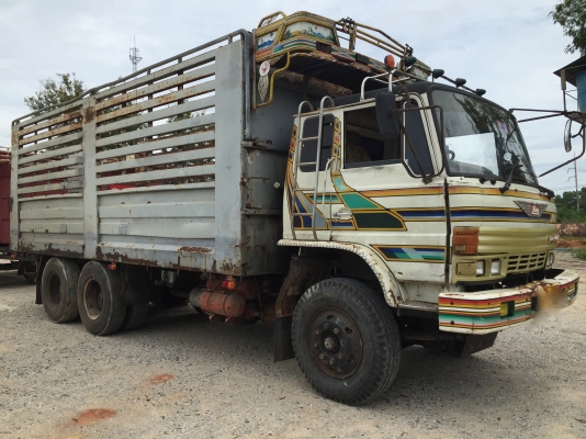 รถฮีโน่ 10 ล้อ หลังถนน FM227  220 แรงม้า.     สนใจติดต่อ   081 - 6079515