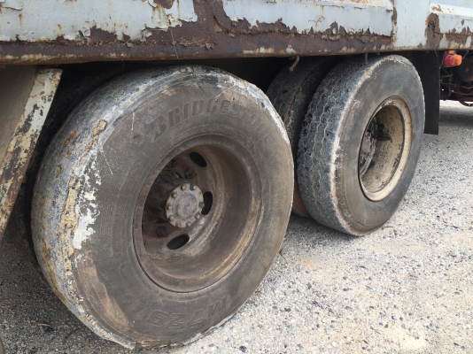 รถฮีโน่ 10 ล้อ หลังถนน FM227  220 แรงม้า.     สนใจติดต่อ   081 - 6079515