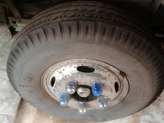 รถอีซูซู 6 ล้อรั้ว NKR 130 แรงม้า. ปี 47     สนใจติดต่อ  081 - 6079515