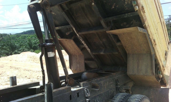 รถอีซูซุ 6 ล้อดั้ม FRR 210 แรงม้า. ปี 53.    สนใจติดต่อ  081 - 6079515