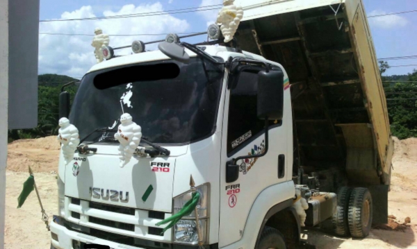 รถอีซูซุ 6 ล้อดั้ม FRR 210 แรงม้า. ปี 53.    สนใจติดต่อ  081 - 6079515