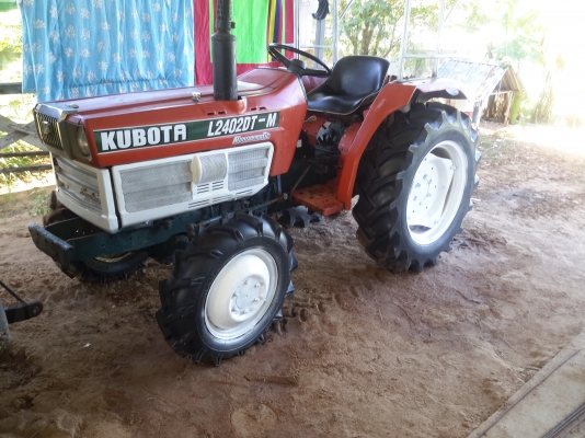 79,000 บ.ขายครับ. KUBOTA  L 2402 DT-M  (4&times;4 ) สองเพลา. สามสูบ เพาเวอร์  สวยเดิมๆ ดอกยางเต็มๆสตาร์ทติดง่าย รถดีจัดไปราคาเบาๆครับ