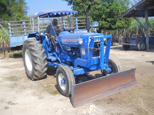 ขายรถไถ FORD  พร้อมใช้งาน เล่มทะเบียนพร้อมใช้งาน มีอุปกรณ์ 2 รายการ ผานดันหน้า- ผาน 3