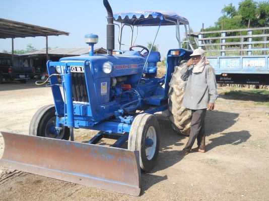 ขายรถไถ FORD  พร้อมใช้งาน เล่มทะเบียนพร้อมใช้งาน มีอุปกรณ์ 2 รายการ ผานดันหน้า- ผาน 3