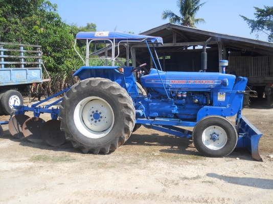 ขายรถไถ FORD  พร้อมใช้งาน เล่มทะเบียนพร้อมใช้งาน มีอุปกรณ์ 2 รายการ ผานดันหน้า- ผาน 3
