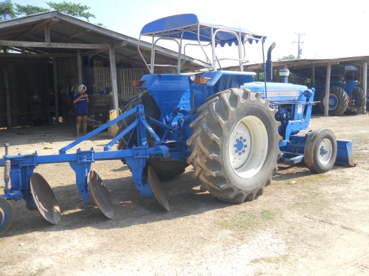 ขายรถไถ FORD  พร้อมใช้งาน เล่มทะเบียนพร้อมใช้งาน มีอุปกรณ์ 2 รายการ ผานดันหน้า- ผาน 3