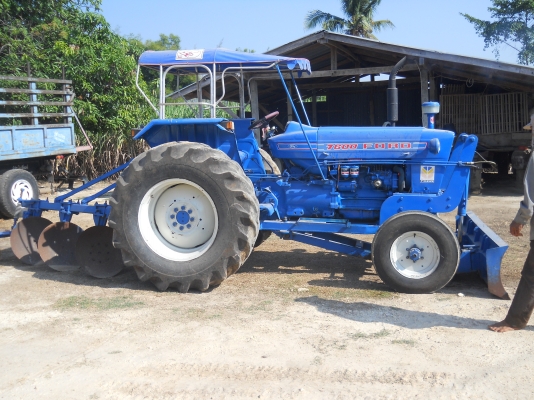 ขายรถไถ FORD  พร้อมใช้งาน เล่มทะเบียนพร้อมใช้งาน มีอุปกรณ์ 2 รายการ ผานดันหน้า- ผาน 3