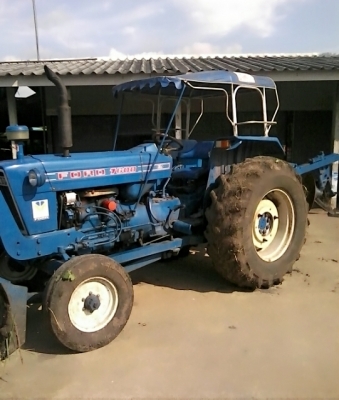 ขายรถไถ FORD  พร้อมใช้งาน เล่มทะเบียนพร้อมใช้งาน มีอุปกรณ์ 2 รายการ ผานดันหน้า- ผาน 3