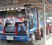 ISUZU DECA 195 HP 6HE1 หกล้อดั๊มพ์ รุ่นหัวท็อป ชุดแต่งเต็มรอบคันสวยจัด เครื่องแน่น หัวเก๋งสีบางเดิมมีหมวกเก๋งครบพร้อม ภายในสวย เครื่องเสียงชุดใหญ่ แอร์ พวงมาลัยเพาเวอร์ เบรคทริ๊ปฟี้ กระบะดั๊มพ์เหล็ก 6 ตันยาว 3.60 เมตร ช่วงล่างยางเต็มพร้อมบรรทุกพร้อมใช้งาน