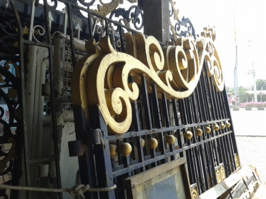 ประตู เหล็ก อัลลอย