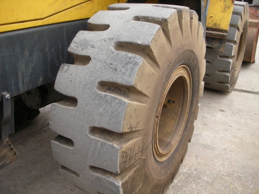 รถตักโคมัตสุWA270