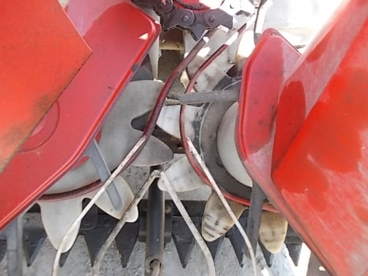 รหัส:13001004รถเกี่ยวข้าวนั่งขับเกี่ยวง่ายพร้อมนวดข้าวด้วยจึงได้เป้นข้าวเปลือกwww.nihonmono.com