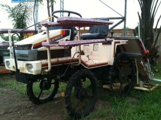 ต้องการซื้อรถดำนานั่งขับ และจ้างรถดำนาครับ