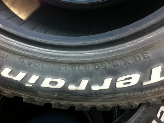 ยาง BF A/T 30" 9.5 15  4000บาท