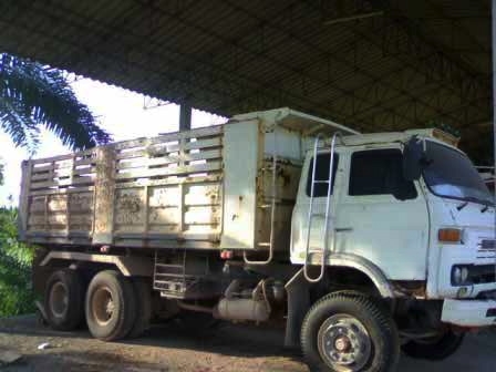 รถนิสสัน UD 10 ล้อดั๊ม CW30 เปลื่ยนเครื่อง 230 แรงม้า  ( มีขาย 2 คัน )  สนใจติดต่อ 081 - 6079515