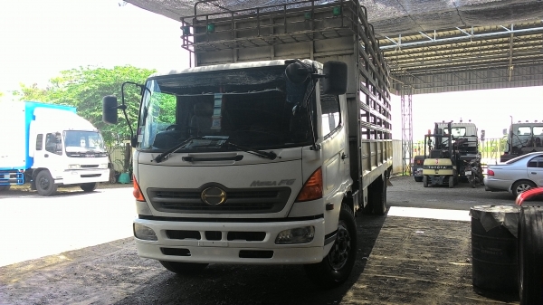 ขายรถ 6 ล้อ HINO MEGA  FG ปี 46 กระบะพร้อมคอกยาว 7.2 ม. สนใจติดต่อ 089-8914921 คุณตุ๊กตา