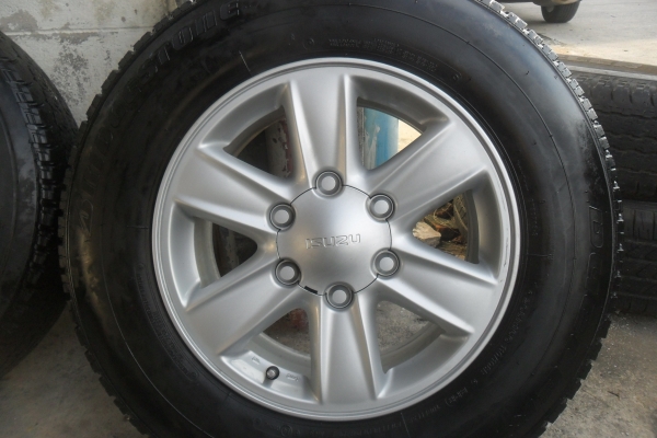 ล้อแม็ก 16นิ้ว 6รู อีซุสุ พร้อมยาง สวยๆ 4 ล้อ ราคา 7900 บาท