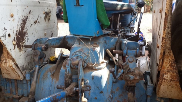 ขายรถไถฟอร์ด 77 T5 เครื่องแน่น แต่ไฮดรอลิคขึ้นช้า สำเนาทะเบียนเล่มหาย