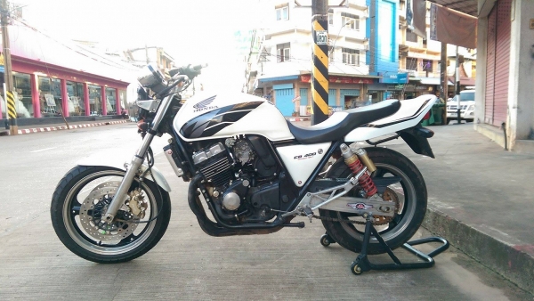 ขายคับ HONDA CB400 ปี97 เวอร์ชั่นS สีสวย ท่อแต่งแฮนด์บาร์ ยางหน้าหลังโซ่สเตอเต็ม อินวอยส์ สรรพสามิตร ราคา 62500 บาท ส่งได้ทั่วไทยคับ สนใจติดต่อ 081-0578282 FACEBOOK ชาญณรงค์ ป๊อป ชัยอมฤต ไอดีไลน์ POPBIGBIKESAKON คับ สนใจรถสวย ถูก ดี ต้อง POP BIGBIKE SAKON