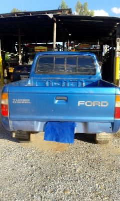 ต้องการขายรถฟอร์ดโฟร์วีลสี่ประตู