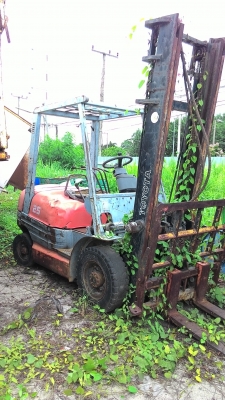 ขายรถฟอร์คลิฟท์ TOYOTA  6FD25  เครื่อง 2Z ขนาด 2.5 ตันเกียร์ธรรมดาทุกอย่างเดิมๆจอดนานไม่ได้ใช้งานน้ำมันเครื่องกับน้ำมันไฮดรอลิคส์ยังใสอยู่ครับ ไม่มีไดร์ชาร์จ