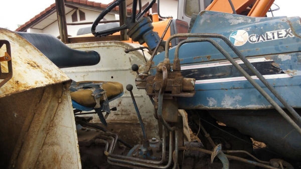 ขายรถไถฟอร์ด 6600 เครื่อง T5 เอกสารเล่มทะเบียนครบ อุปกรณ์มีผานดันหน้า กับผาน 7