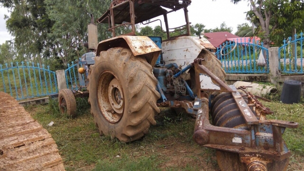 ขายรถไถฟอร์ด 6600 เครื่อง T5 เอกสารเล่มทะเบียนครบ อุปกรณ์มีผานดันหน้า กับผาน 7