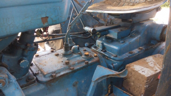 ขายรถไถฟอร์ด 5500 เครื่อง T5 สภาพสวย เอกสารเล่มทะเบียนครบ อุปกรณ์มีผานดันหน้า กับผาน 7