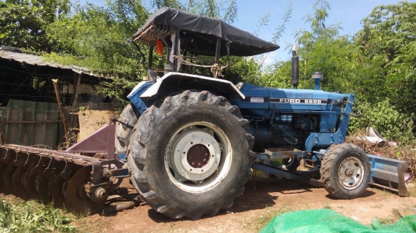 ขายรถไถฟอร์ด 5500 เครื่อง T5 สภาพสวย เอกสารเล่มทะเบียนครบ อุปกรณ์มีผานดันหน้า กับผาน 7