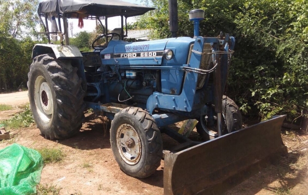 ขายรถไถฟอร์ด 5500 เครื่อง T5 สภาพสวย เอกสารเล่มทะเบียนครบ อุปกรณ์มีผานดันหน้า กับผาน 7