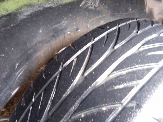 ขายล้อแม็ก 17 กว้าง 8 นิ้ว ขายพร้อมยางHANKOOK ล้อหน้าซ่อม 1 วง ใช้งานปกติ ทุกวัน