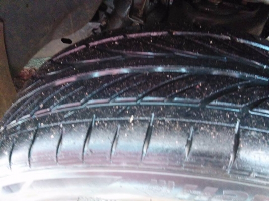 ขายล้อแม็ก 17 กว้าง 8 นิ้ว ขายพร้อมยางHANKOOK ล้อหน้าซ่อม 1 วง ใช้งานปกติ ทุกวัน