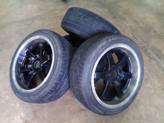 ขายล้อแม็ก 17 กว้าง 8 นิ้ว ขายพร้อมยางHANKOOK ล้อหน้าซ่อม 1 วง ใช้งานปกติ ทุกวัน