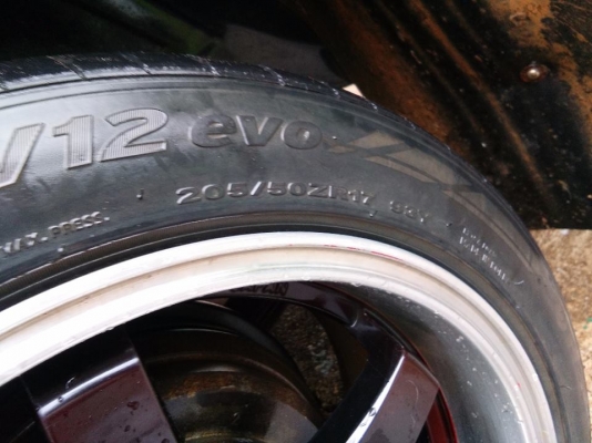 ขายล้อแม็ก 17 กว้าง 8 นิ้ว ขายพร้อมยางHANKOOK ล้อหน้าซ่อม 1 วง ใช้งานปกติ ทุกวัน