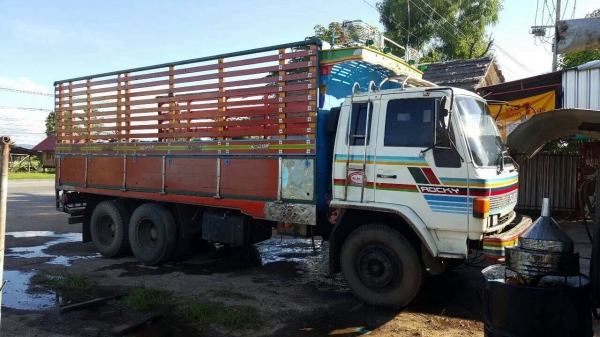 ขายรถล่อง เพลาเดียว ISUZU ROCKY 175 เปลี่ยนช่วงล่างใหญ่แล้ว เครื่อง 6BG1 175 แรงม้า คัสซีสวย เบรคลมดัน พวงมาลัยพาวเวอร์ ทะเบียนพร้อมโอนครับ