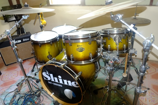 ขออณุญาติพี่เสือประกาศขายด่วนเครื่องดนตรีทั้งวงครบมีกลองชุด เบส กีตาร์2ตัว คีบอร์ด แซกโซโฟน ปังโก้ แทมลีน เอฟเฟคกีตาร์ เอฟเฟคกลอง ไมค์กลอง1ชุด