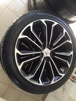 ล้อ toyota New altis พร้อมยาง 215/45/ขอบ17 5รู100