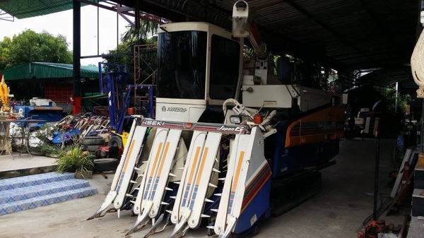 นำเข้าจากญี่ปุ่น รถเกี่ยวข้าวพร้อมนวดข้าวในตัว แบบนั่งขับ เก่าญี่ปุ่น ISEKI  รุ่น FRONTIER 6 Super สภาพสวย