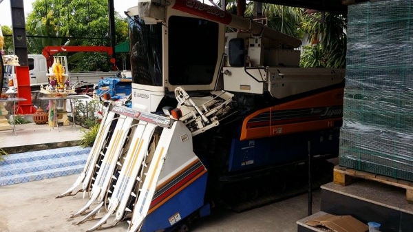 นำเข้าจากญี่ปุ่น รถเกี่ยวข้าวพร้อมนวดข้าวในตัว แบบนั่งขับ เก่าญี่ปุ่น ISEKI  รุ่น FRONTIER 6 Super สภาพสวย
