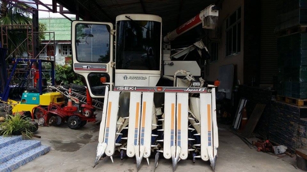 นำเข้าจากญี่ปุ่น รถเกี่ยวข้าวพร้อมนวดข้าวในตัว แบบนั่งขับ เก่าญี่ปุ่น ISEKI  รุ่น FRONTIER 6 Super สภาพสวย