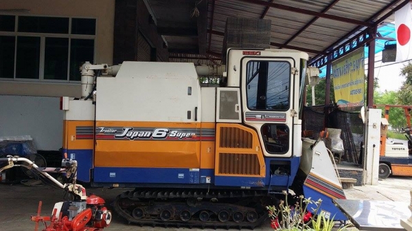 นำเข้าจากญี่ปุ่น รถเกี่ยวข้าวพร้อมนวดข้าวในตัว แบบนั่งขับ เก่าญี่ปุ่น ISEKI  รุ่น FRONTIER 6 Super สภาพสวย