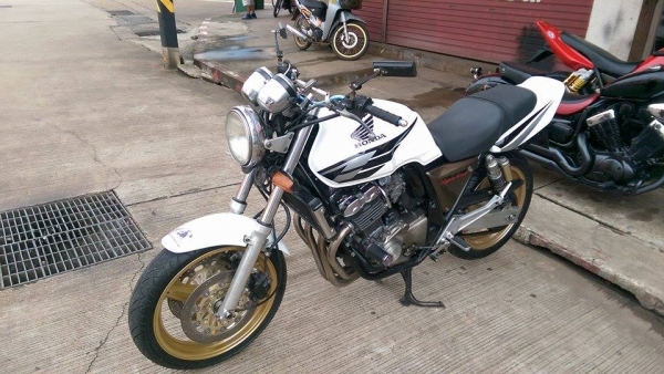 ขายคับ HONDA CB400 ปี93 สีสวยพึงเก็บงานมาใหม่คับ ท่อแต่งทั้งเส้น แฮนด์บาร์ กันล้ม กระจกแต่ง ยางหน้าหลังโซ่สเตอเต็ม อินวอยส์ สรรพสามิตร ราคา 58500 บาท ส่งได้ทั่วไทยคับ สนใจติดต่อ 081-0578282 FACEBOOK ชาญณรงค์ ป๊อป ชัยอมฤต ไอดีไลน์ POPBIGBIKESAKON คับ สนใจร