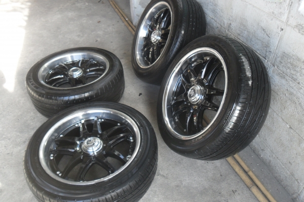 ล้อแม็ก 18นิ้ว 6รู พร้อมยาง สวยๆ 4 ล้อ ราคา 8500 บาท